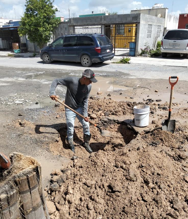 Atiende COMAPA fugas de agua potable en el Fraccionamiento San Valentín