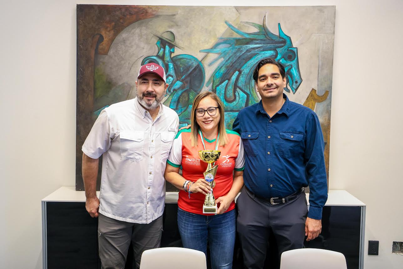 Recibió Carlos Peña Ortiz a entrenadora del equipo ganador internacional de Voleibol