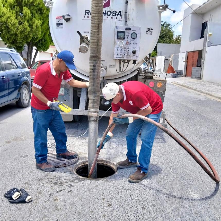 COMAPA de Reynosa refuerza limpieza de pozos de visita para prevenir obstrucciones
