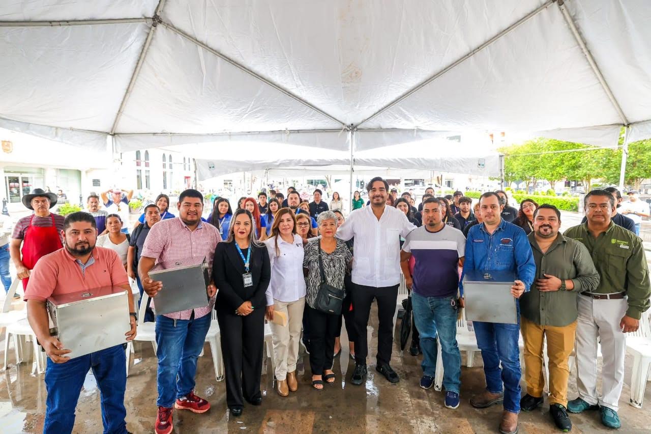 Entregó Carlos Peña Ortiz trampas de grasa para reducir daños al drenaje sanitario 