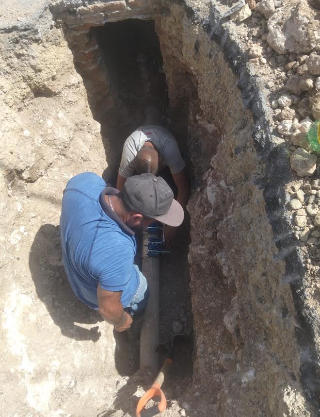 Trabaja COMAPA en reparación de fugas de agua en distintos sectores de la ciudad