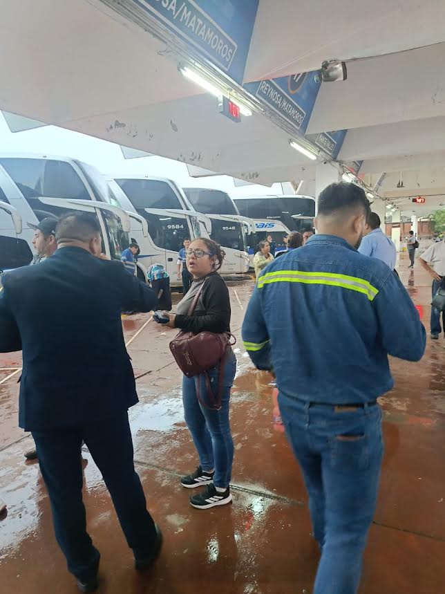Autobuses quedan varados en Victoria por lluvias y cierre de carreteras